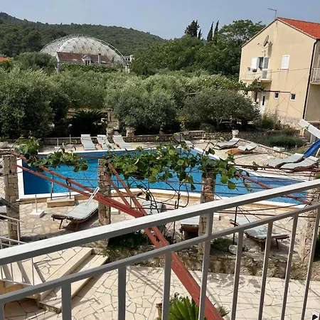 Pool View Bedroom 6 *